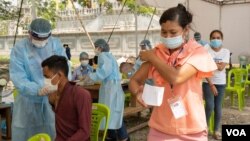 ប្រជាជន​នាំ​គ្នា​មក​ចាក់​វ៉ាក់សាំង​បង្ការ​ជំងឺ​កូវីដ១៩​នៅ​ក្នុង​វត្ត​គោក​អំពិល​ក្នុង​រាជធានី​ភ្នំពេញ កាលពី​រសៀល​ថ្ងៃទី១០ ខែ​ឧសភា ឆ្នាំ​២០២១។ (ទុំ ម្លិះ/វីអូអេ)