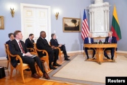 立陶宛总统瑙塞达在总统府与美国总统拜登举行会晤。（2023年7月11日）