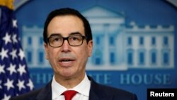 스티브 므누신 미국 재무장관이 29일 백악관 정례브리핑에서 북한의 불법활동과 관련된 중국 은행에 대한 제재 조치를 발표하고 있다.