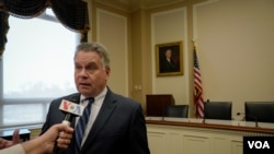 美国众议员史密斯（Chris Smith）5月3日接受美国之音记者的采访。
