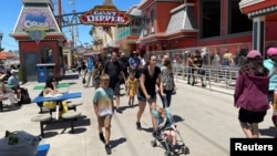 Warga AS, sebagian besar tanpa masker, di pantai Santa Cruz, California, 28 Juni 2021. 