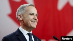 কানাডার অটোয়ায় ক্ষমতাসীন লিবারেল পার্টির নেতা হওয়ার দৌড়ে জয়ী হওয়ার পর বক্তব্য রাখছেন সাবেক কেন্দ্রীয় ব্যাংকার মার্ক কার্নি।