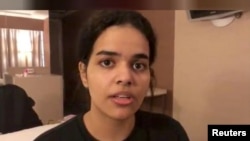 Rahaf Mohammed Alqunun akiwa uwanja wa ndege huko Bangkok, 7 Januari 2019