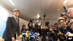 Tsohon shugaba Catalonia Carles Pigdemont da 'yan jarida a brussels