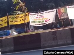 Des bamderoles de propagande à Kaloum centre ville de Conakry, Guinée, le 24 avril 2019. (VOA/Zakaria Camara)