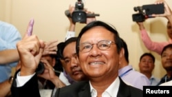 캄보디아 지방선거가 열린 지난 4일 칸달주 투표소에서 야당인 캄보디아구국당의 켐 소카 대표가 투표권을 행사하고 있다.