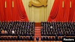 រូបឯកសារ៖ ប្រធានាធិបតី​ចិន​លោក Xi Jinping (ឈរ​កណ្ដាល​ខាង​មុខ) និង​គណៈប្រតិភូ​មួយ​ចំនួន ឈរ​គោរព​ភ្លេង​ជាតិ​ចិន ក្នុង​ពិធិ​បិទ​សមាជ​បក្ស​កុម្មុយនីស្ត​ចិន ថ្ងៃទី២៤ ​ខែតុលា ឆ្នាំ២០១៧។ 