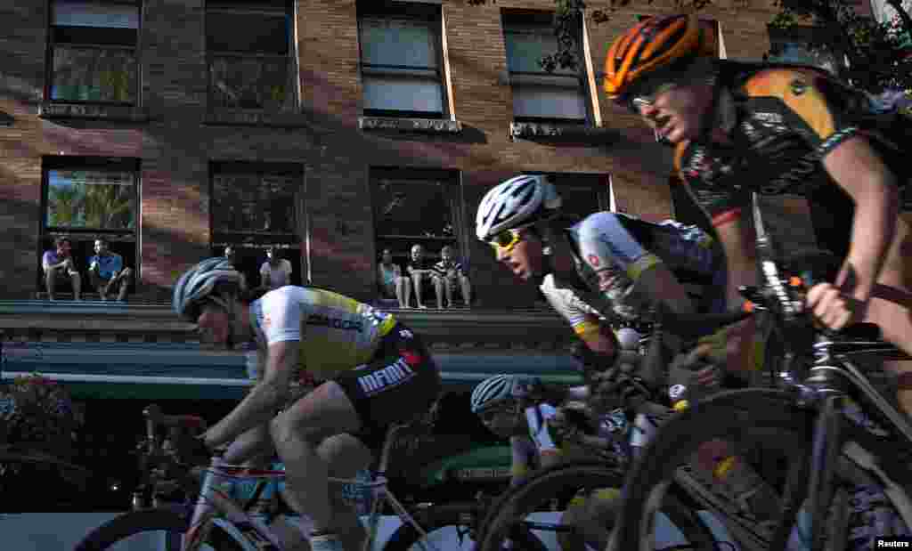 Warga menonton dari jendela saat berlangsung balap sepeda tahunan &#39;Gastown Grand Prix&#39; di Vancouver, Kanada.
