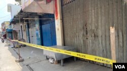 អាជ្ញាធរ​ផ្អាក​ដំណើរការ​ទីតាំង​ពាក់ព័ន្ធ​ករណី​វិជ្ជមាន​កូវីដ១៩ និង​កំណត់​ឲ្យ​មាន​ការ​ធ្វើ​ចត្តាឡីស័ក នៅ​រាជធានី​ភ្នំពេញ នៅ​ថ្ងៃទី​៣០ ខែមីនា ឆ្នាំ២០២១។ (ហ៊ាន សុជាតា/វីអូអេ)