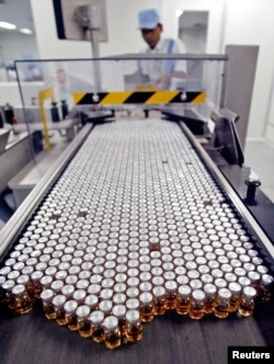 Ampul-ampul vaksin polio terlihat di pabrik Bio Farma, di Bandung, Jawa Barat, 13 Mei 2005. (Foto: Reuters)