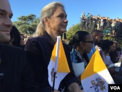Christina Toth from Boyds, Maryland, waits to see Pope Francis arrive at the White House, Sept. 23, 2015. (A. Pande/VOA)