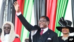 Le président du Malawi, Lazarus Chakwera, salue la foule après avoir prêté serment à Lilongwe, le 28 juin 2020.