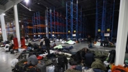 벨라루스 당국이 제공한 임시 쉼터에 중동 출신 이주민들이 모여 있다.