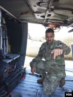고펄 싱 의무담당 부사관이 부상당한 북한 군인을 후송한 블랙 호크 헬기 내부에서 환자가 누웠던 곳을 설명하고 있다.