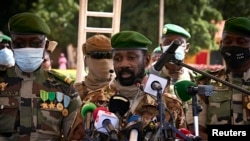 ARCHIVES - Le colonel Assimi Goita (au centre), s'adresse à la presse lors de la cérémonie du 60e anniversaire de l'indépendance du Mali à Bamako, le 22 septembre 2020.