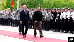 볼로디미르 젤렌스키(가운데 오른쪽) 우크라이나 대통령과 올라프 숄츠(가운데 왼쪽) 독일 총리가 14일 베를린에서 의장대를 사열하고 있다.