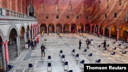 Para petugas medis menyiapkan peralatan menjelang vaksinasi massal COVID-19 di Stockholm City Hall, Stockholm, Swedia (foto: dok). 