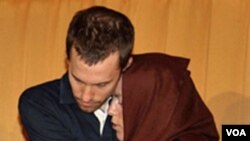 Salah seorang pejalan kaki AS, Shane Bauer saat bertemu ibunya, Cindy Hickey di Teheran, 20 Mei 2010.