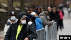 រូបឯកសារ៖ ពលរដ្ឋឈរតម្រង់ជួរដើម្បីធ្វើតេស្តរកជំងឺកូវីដ១៩ នៅក្រុងញូវយ៉ក កាលពីថ្ងៃទី១៩ ខែមីនា ឆ្នាំ២០២០។ 