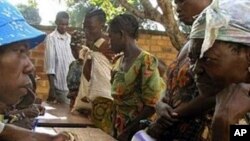 Women queue up during a food distribution by for the World Food Program (WFP/PAM) at the Saint-Pierre parish in Gobongo, in the northern suburbs of Bangui (File Photo)