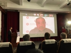 人在美国华盛顿的台湾立法院人权促进会秘书长吾尔开希透过视讯参加论坛。(美国之音记者顾展珑摄)