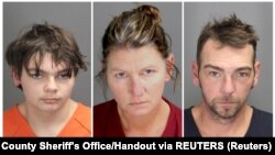 Itan Krambli i njegovi roditelji Džejms i Dženifer na fotografijama zabeleženim u Okružnom zatvoru u Ouklandu u Mičigenu (Oakland County Sheriff's Office/Handout via REUTERS)