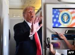 پرزیدنت ترامپ در برابر خبرنگاران در هواپیمای شماره یک نیروی هوائی آمریکا