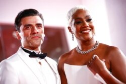 Oscar Isaac (kiri) dan Tiffany Haddish di acara pemutaran perdana film "The Card Counter" di festival film Venice, di Italia, 2 September 2021 (Joel C Ryan/Invision/AP)