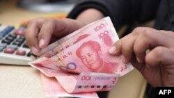 រូ​បឯកសារ៖ អ្នករាប់លុយម្នាក់កំពុងរាប់រូបិយបណ្ណចិនពីអតិថិជនចិននៅហាងមួយ ក្នុងក្រុង Quetta ប្រទេសប៉ាគីស្ថាន។ 