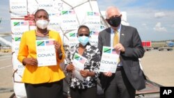 នៅ​ក្នុង​រូបថត​ដែល​គ្មាន​កាលបរិច្ឆេទ​នេះ បង្ហាញ​ពី​តំណាង​រដ្ឋាភិបាលតង់ហ្សានី​ទទួល​អំណោយ​ជា​វ៉ាក់សាំង​បង្ការ​ជំងឺ​កូវីដ១៩​ ពី​សហរដ្ឋ​អាមេរិក ដែល​មាន​លោក​ឯកអគ្គរដ្ឋទូត Donald Wright ជាតំណាង។