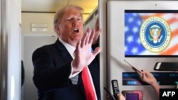 도널드 트럼프 미국 대통령이 7일 노스다코타주 파고로 향하는 전용기에서 기자들의 질문에 답하고 있다.