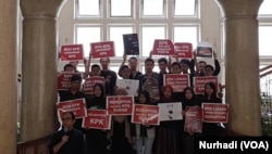 Berbagai poster dibawa mewakili aspirasi kepada Presiden. (Foto:VOA/ Nurhadi)