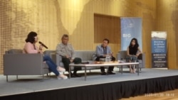 Kepala Pusdatin dan Komunikasi BNPB Agus Wibowo (kedua dari kiri) dan Direktur Yayasan Peta Bencana Nashin Mahtani (kanan) saat berdiskusi tentang penggunaan teknologi saat bencana di Kedutaan Besar Australia, Jakarta, KamiS, 30 Januari 2020. (Foto: Sasmito Madrim/VOA)