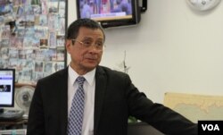 លោក ​ធន សារាយ​ នាយក​នៃ​អង្គការ​សិទ្ធិមនុស្ស​អាដហុក​ មាន​វត្តមាន​នៅ​ទីស្នាក់ការ​វីអូអេ​នៅ​រដ្ឋ​ធានី​វ៉ាស៊ីនតោន កាលពី​ថ្ងៃសុក្រ ទី១៦ ខែធ្នូ ឆ្នាំ២០១៦។ (ទែន សុខស្រីនិត/VOA)