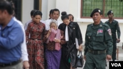 ម្ដាយ​ និង​ភរិយា​របស់​លោក​ កឹម​ សុខា​ ព្រម​ទាំង​សហ​មេធាវី ដើរ​ចេញ​ពី​សាលាឧទ្ធរណ៍​ បន្ទាប់​ពី​យក​ម្ហូប​ទៅ​ឲ្យ​លោក​ កឹម​ សុខា​ នា​ថ្ងៃ​សវនាការ​នៃ​បណ្ដឹង​សុំ​នៅ​ក្រៅ​ឃុំ​ កាល​ពី​ថ្ងៃ​ទី​១ ខែ​កុម្ភៈ​ ឆ្នាំ​២០១៨។ (ខាន់​ សុគុំមនោ/VOA)