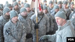 The commander of the US Army's 2nd Infantry Division, Maj. Gen. Edward Cardon, speaking to some of his soldiers. (Photo: VOA/Steve Herman)