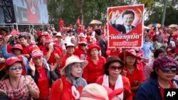 Para pendukung pemerintah Thailand berunjuk rasa sambil membawa poster mantan PM Thaksin Shinawatra di Aksa, pinggiran kota Bangkok, Thailand (10/5).