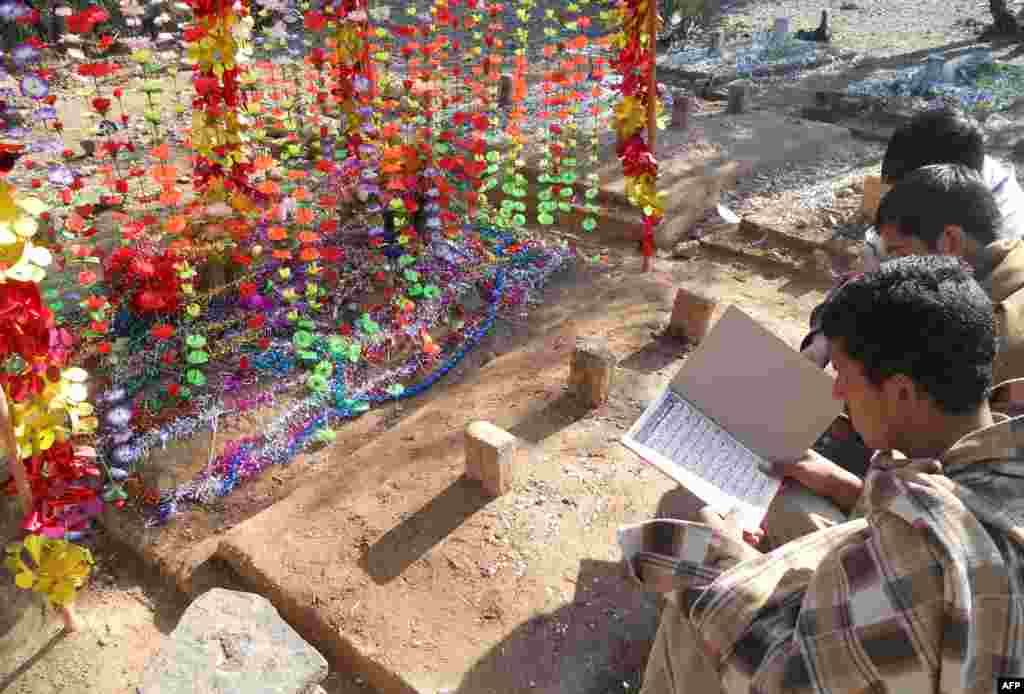 Sejumlah orang yang berkabung&nbsp; membaca Al-Quran di makam seorang pelajar Pakistan, Aitzaz Hassan, 15 tahun, yang tewas dalam serangan bunuh diri di luar sekolahnya pada hari Kamis di distrik Hangu. Polisi telah mengajukan pemberian penghargaan warga kehormatan kepada remaja yang terbunuh ketika berusaha menghentikan seorang pembom bunuh diri menyerang sekolahnya itu. 