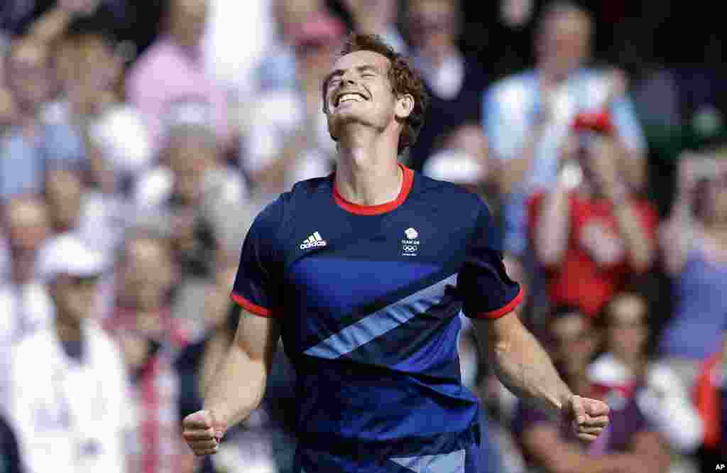 Britain&#39;s Andy Murray celebrates after defeating Switzerland&#39;s Roger Federer to win the men&#39;s singles gold medal match at the All England Lawn Tennis Club at Wimbledon, in London, at the 2012 Summer Olympics, Aug. 5, 2012.