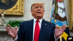 도널드 트럼프 미국 대통령이 12일 백악관에서 레닌 모레노 에콰도르 대통령과 정상회담 중 발언하고 있다. 
