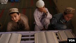 Murid sekolah agama sedang membaca kitab suci Al Qur'an di Karachi, Pakistan (foto: dok).