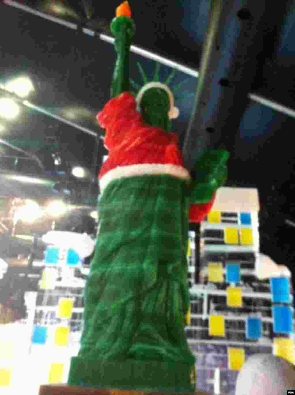 A holiday themed ice Statue of Liberty at National Harbor in Maryland. (Carolyn Presutti/VOA)
