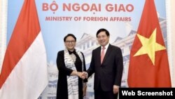 Menteri Luar Negeri Indonesia Retno Marsudi (kiri) bersama Menteri Luar Negeri Vietnam Pham Binh Minh di Hanoi, 17 April 2018. 