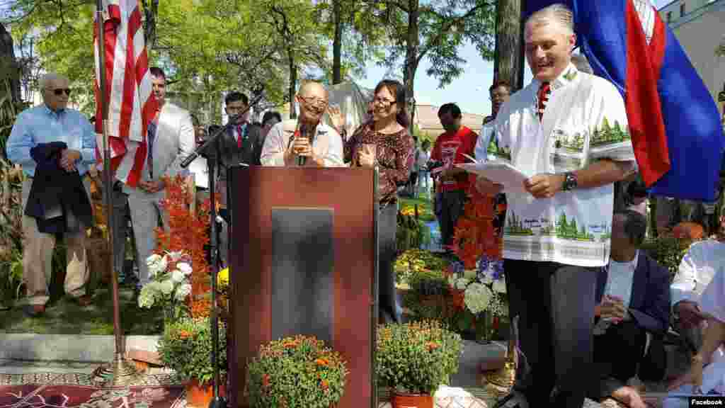 លោក យ៉ារី លីវ៉ាន់ (Yary Livan) សាស្ត្រាចារ្យ​ខ្មែរ​ដ៏​មាន​កេរ្តិ៍ឈ្មោះ​មួយ​រូប​ផ្នែក​កុលាលភាជន៍​នៃ​មហាវិទ្យាល័យ​សហគមន៍ Middlesex Community College ថ្លែង​នៅ​ក្នុង​ឱកាស​សម្ពោធ​បូជនីយដ្ឋាន​ជន​ភៀស​ខ្លួន​ខ្មែរ នៅ​សាលាក្រុង​ឡូវែល កាលពីថ្ងៃអាទិត្យ ទី២៤ ខែកញ្ញា ឆ្នាំ២០១៧។ បូជនីយដ្ឋាន​ជនភៀសខ្លួន​ខ្មែរ​នេះ គឺជា​ស្នាដៃ​ឆ្លាក់​របស់​លោក និង​ក្រុម​ការងារ​របស់​លោក យ៉ារី។ (រូបថត​ដក​ស្រង់​ពី​ហ្វេសប៊ុក Paul Ratha Yem