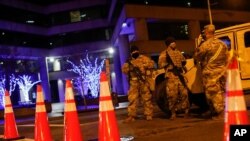 Personel Garda Nasional dan polisi mengamankan jalan di dekat Capitol, Minggu, 17 Januari 2021, di Washington. (Foto: AP)