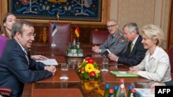 Estonian President Toomas Hendrik Ilves (L) talks with German Defense Minister Ursula von der Leyen (R) during her visit to Tallinn April 14, 2015.