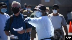 រូបឯកសារ៖ មនុស្សតម្រង់ជួរធ្វើតេស្តរកវីរុសកូរ៉ូណា នៅទីក្រុង Los Angeles រដ្ឋកាលីហ្វ័រញ៉ា កាលពីថ្ងៃទី ១០ ខែសីហា ឆ្នាំ២០២០។