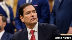 2025年8月18日，唐纳德·特朗普总统在白宫椭圆形办公室会见乌克兰总统弗拉基米尔·泽连斯基时，国务卿马尔科·卢比奥正在听取记者的提问。