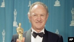 Foto Achiv: Akte Gene Hackman te ranpote pri Oscar pou Meye Segon Wol Maskilen pandan seremoni remiz pri Oscar yo nan mwad Mas 1993. 