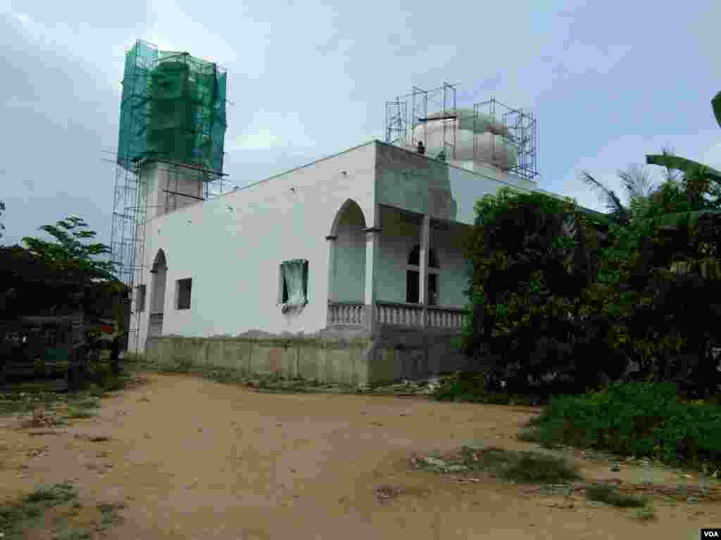 មស្ចិត (វិហារ​ឥស្លាម) ​ស្វាយ​ឃ្លាំង ដែល​កំពុង​កែ​លំអ​ឡើង​វិញ នៅ​ភូមិ​ស្វាយ​ឃ្លាំង ឃុំ​ស្វាយ​ឃ្លាំង​ ស្រុក​ក្រូច​ឆ្មារ ខេត្ត​កំពង់​ចាម នៅ​ថ្ងៃ​សៅរ៍ ទី​២២​ ខែ​កក្កដា​ ឆ្នាំ​២០១៧។ (សើ​ សាយ្យាណា/VOA)